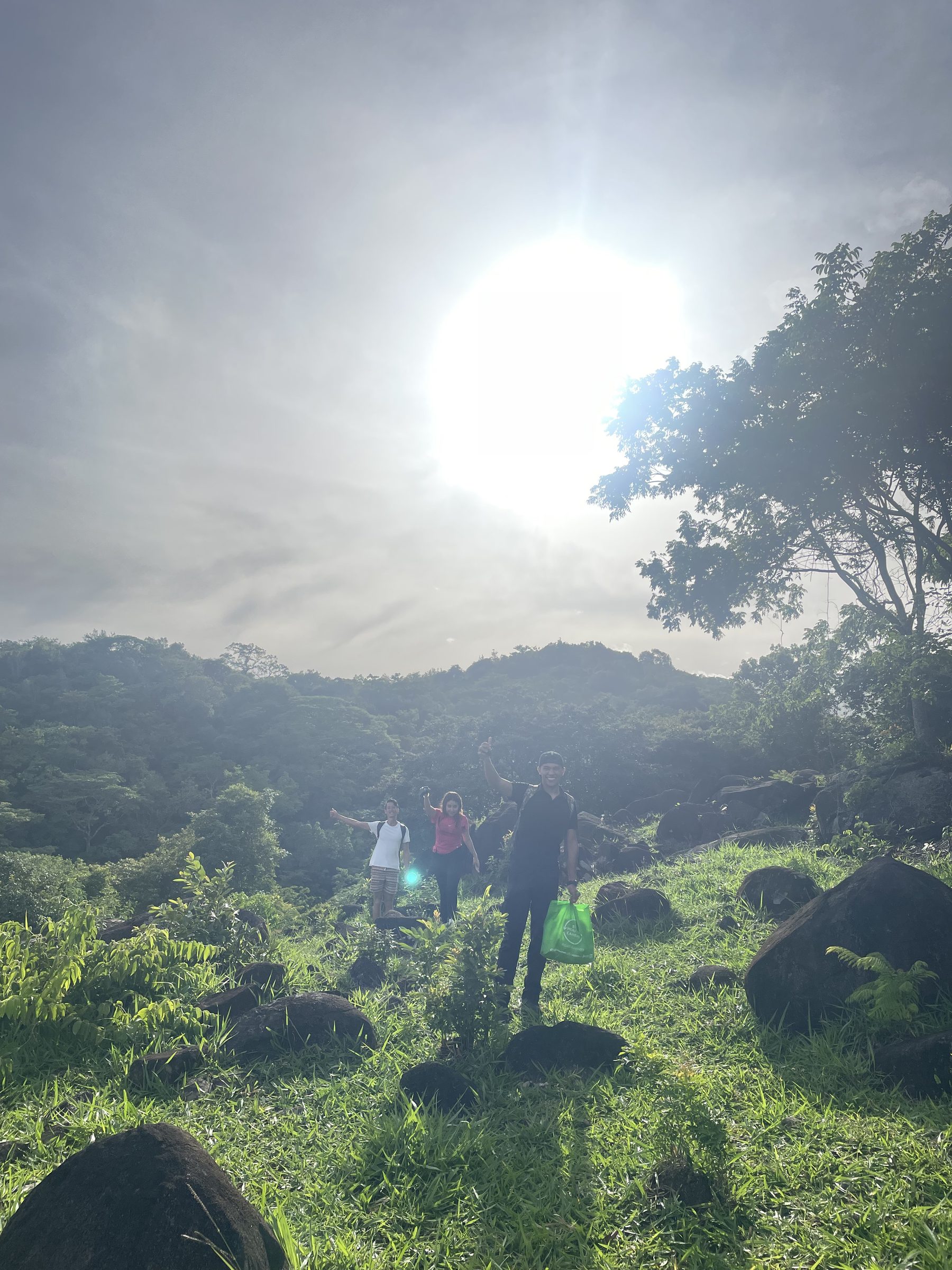 Grupo en sendero al sol de Chiriquí